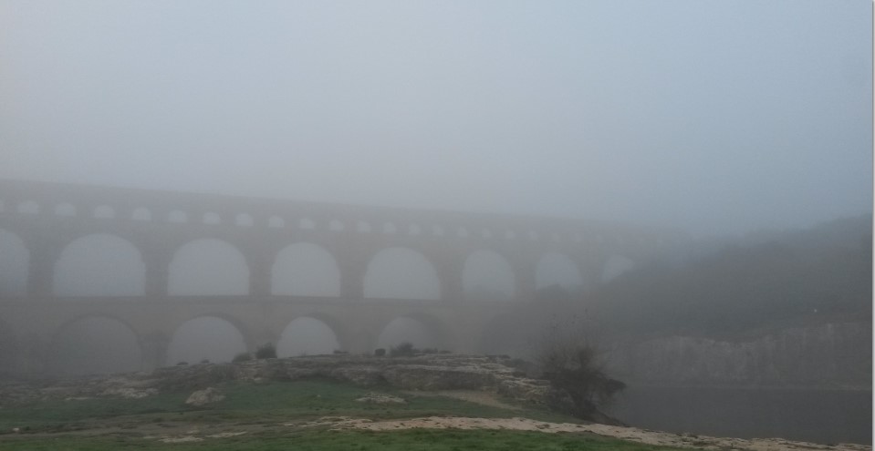 Pont_du_Gard_brumeux_2.jpg