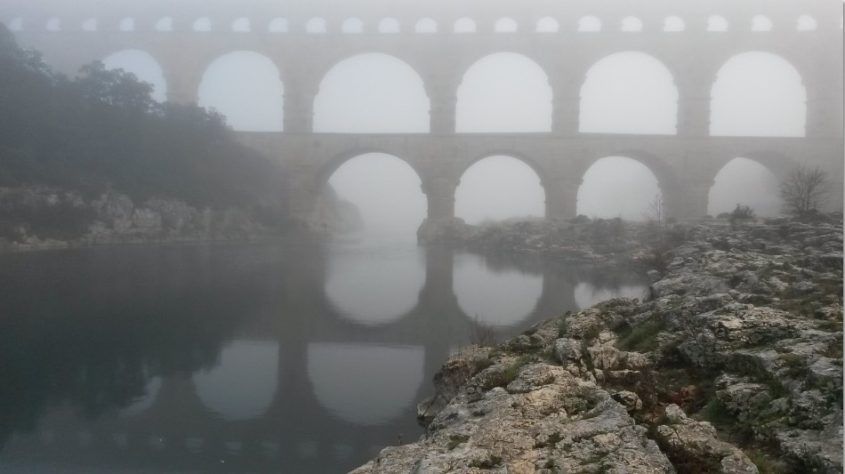 Pont_du_Gard_brumeux_3.jpg